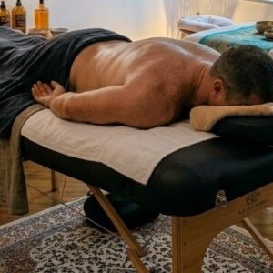 Masaje deportivo a cliente en camilla